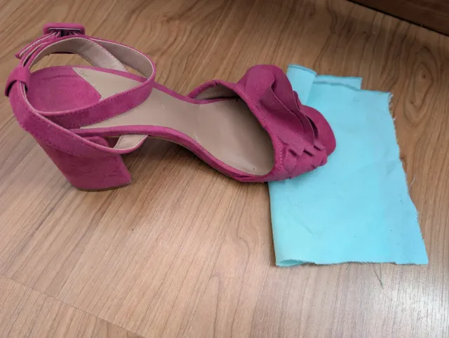 Sandalias tacón cuadrado con volantes. Color fucsi