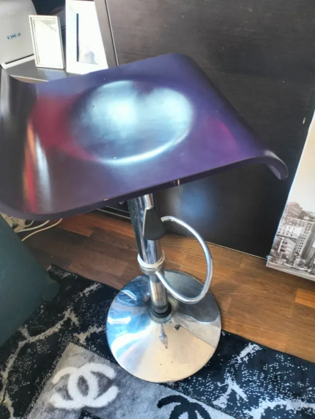 Taburete de cocina morado