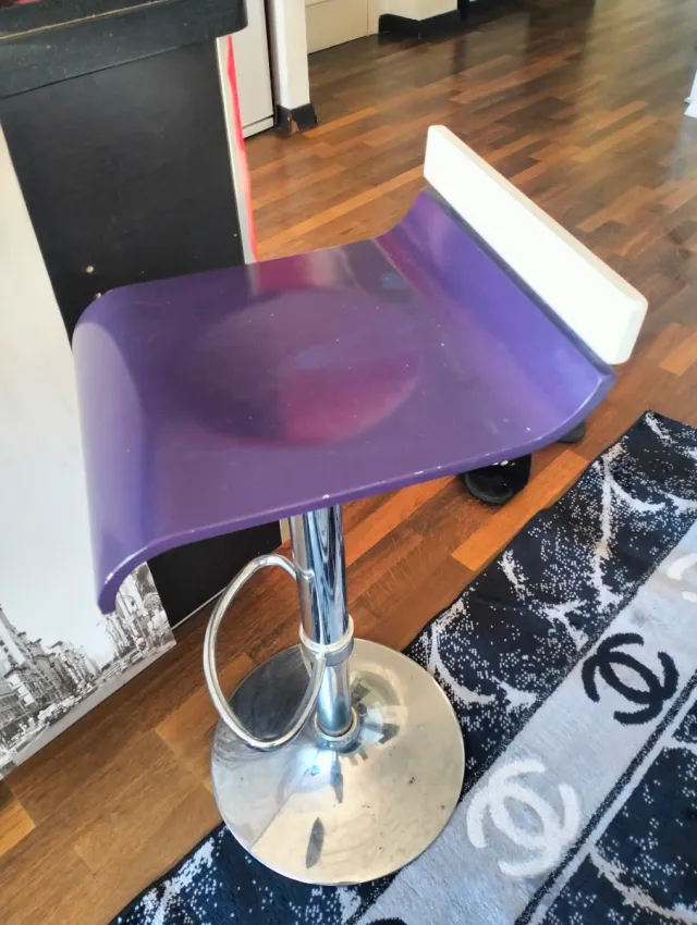 Taburete de cocina morado