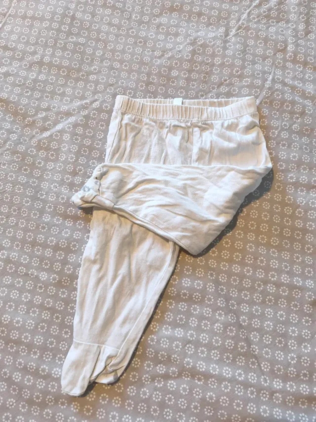 Ropa de bebé blanca