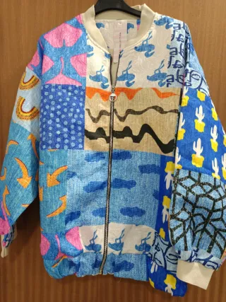 Cazadora bomber estampada
