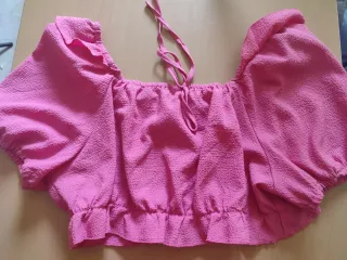 Top rosa con volantes y lazada