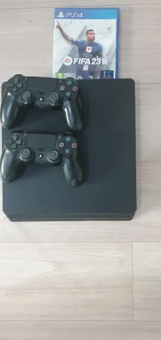 PS4 (PlayStation 4) con 2 mandos y FIFA 23