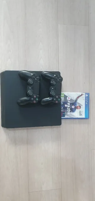PS4 (PlayStation 4) con 2 mandos y FIFA 23