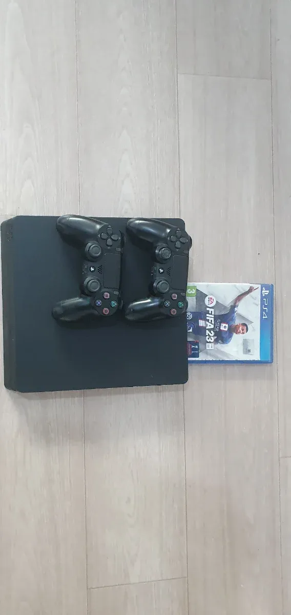 PS4 (PlayStation 4) con 2 mandos y FIFA 23