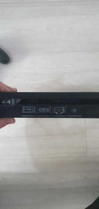 PS4 (PlayStation 4) con 2 mandos y FIFA 23