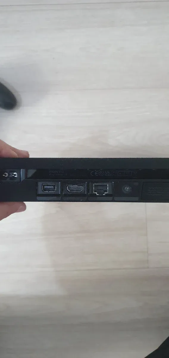 PS4 (PlayStation 4) con 2 mandos y FIFA 23