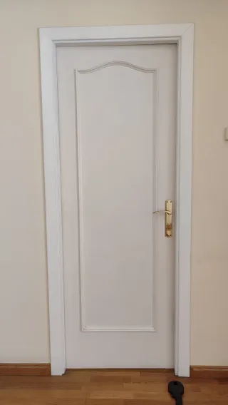 Puerta blanca estilo años 90
