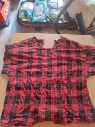 Blusa a cuadros roja y negra