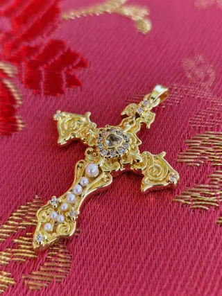 Cruz metálica dorada con corazón cristal