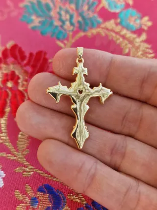 Cruz metálica dorada con corazón cristal