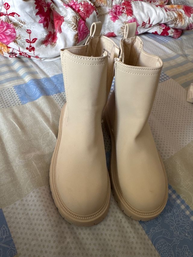 Botas beige talla 33-34