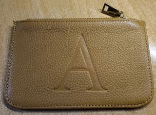 Cartera de mano piel con inicial A