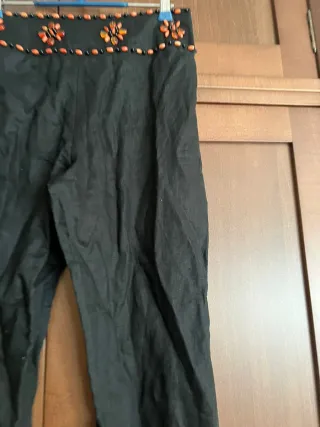 Pantalones Zara negros con adornos