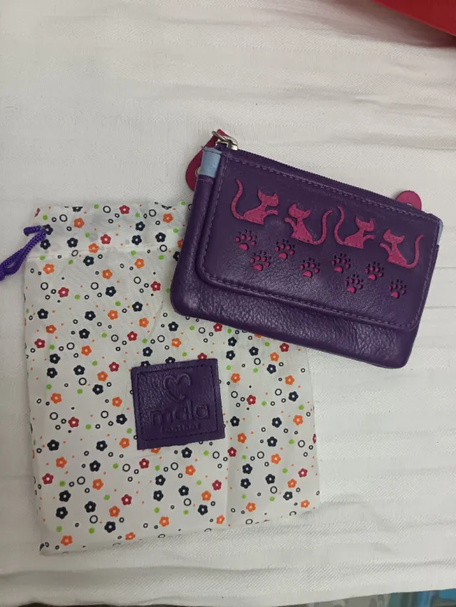 Monedero morado con gatos y huellas