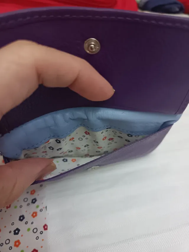 Monedero morado con gatos y huellas