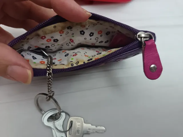 Monedero morado con gatos y huellas