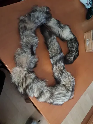 Fular de pelo marrón y gris