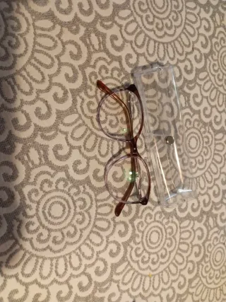 Gafas de vista marrones y moradas