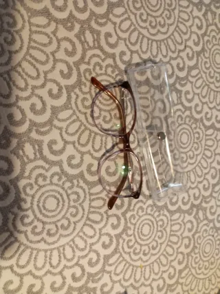 Gafas de vista marrones y moradas