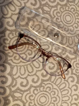 Gafas de vista marrones y moradas