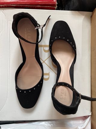 Bailarinas negras con tachuelas