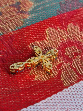 Cruz dorada con cristales azules