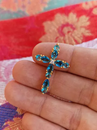 Cruz dorada con cristales azules