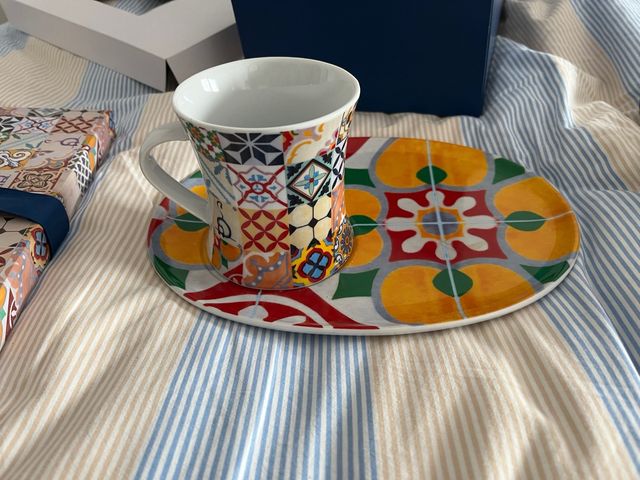 Taza y plato de cerámica multicolor