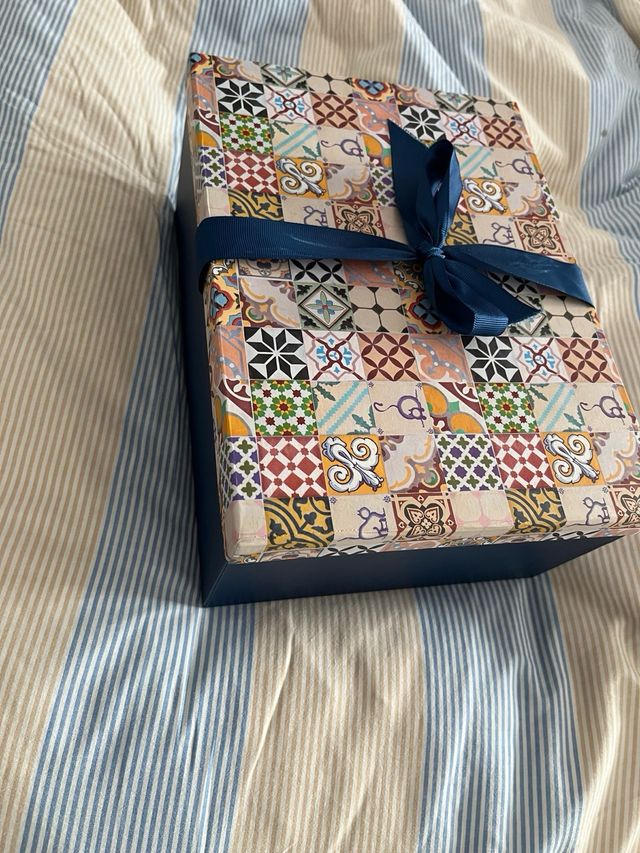 Taza y plato de cerámica multicolor