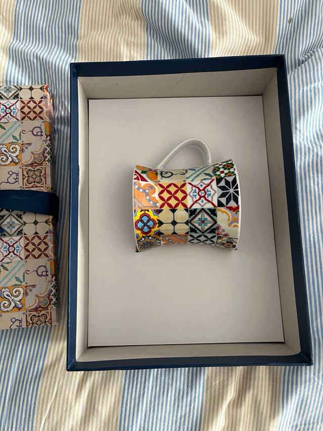 Taza y plato de cerámica multicolor