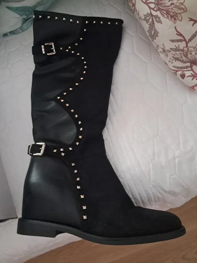 Botas altas negras con tachuelas