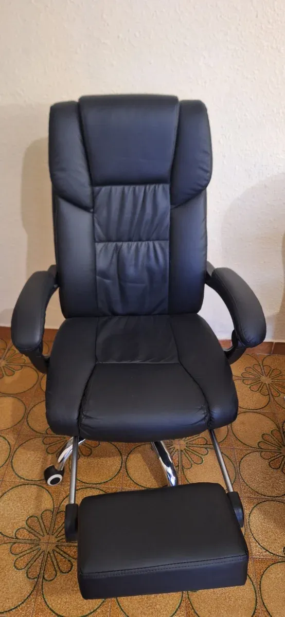 Silla de escritorio negra con reposapiés