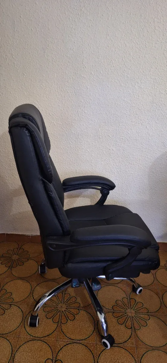 Silla de escritorio negra con reposapiés