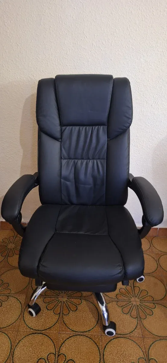 Silla de escritorio negra con reposapiés