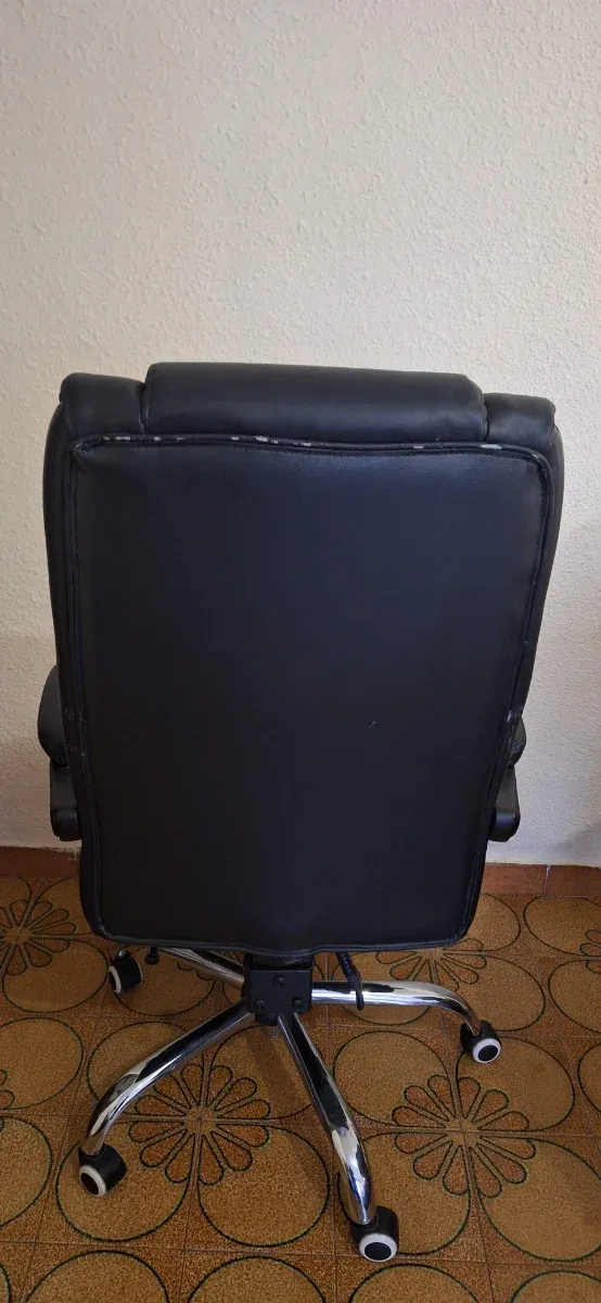 Silla de escritorio negra con reposapiés