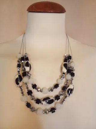 Collana handmade perle bianche e nere