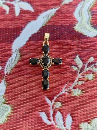 Cruz dorada con cristales negros
