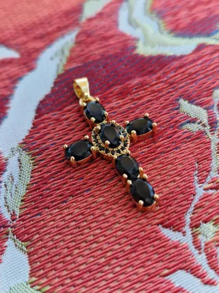 Cruz dorada con cristales negros