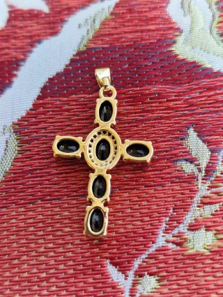Cruz dorada con cristales negros