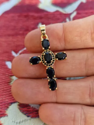 Cruz dorada con cristales negros