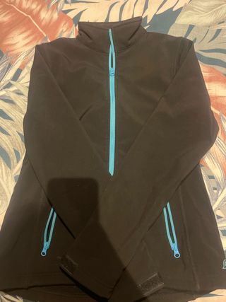 Chaqueta deportiva con bolsillos interiores