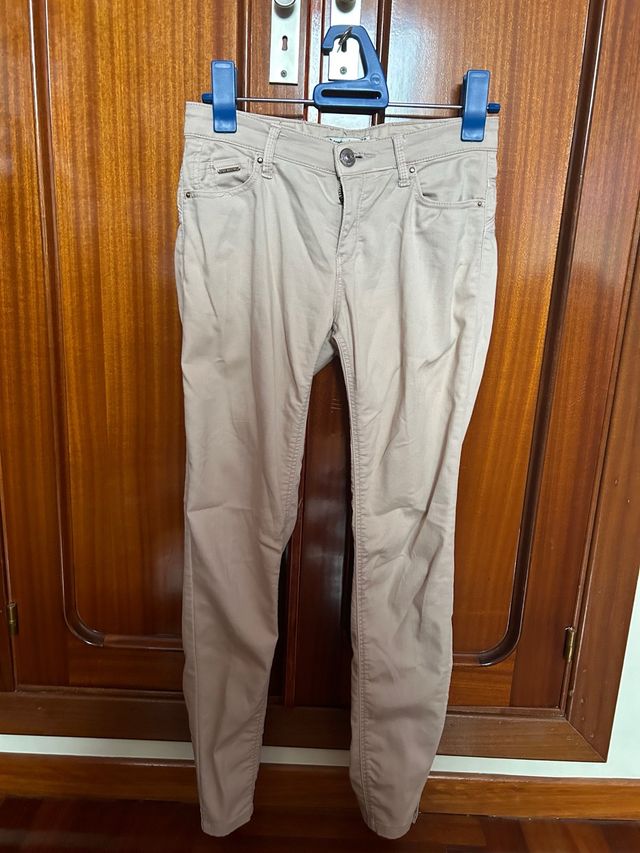 Pantalones beige largos