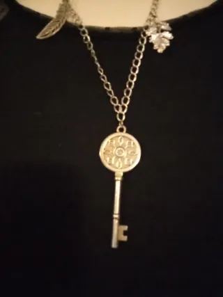 Collana lunga con ciondolo chiave