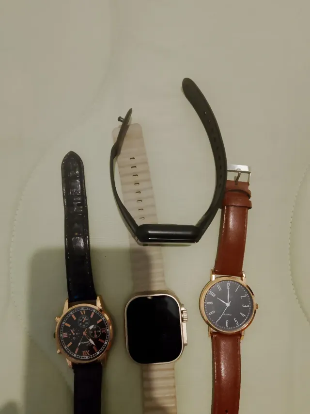 Lote de 4 relojes dos son pulseras inteligente