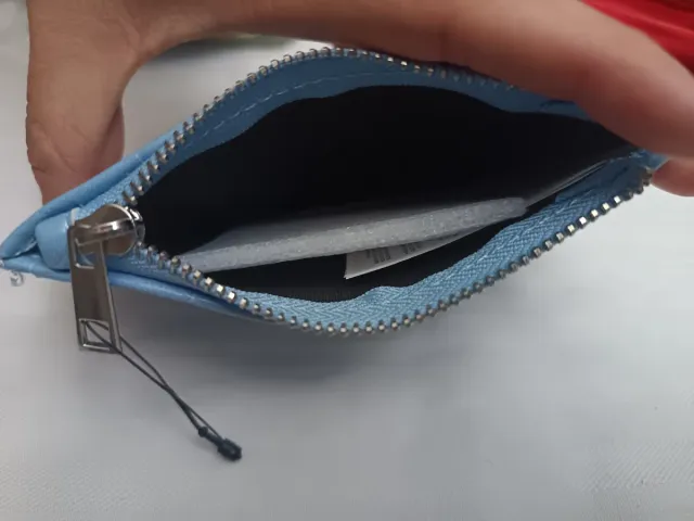 Tarjetero azul con cremallera