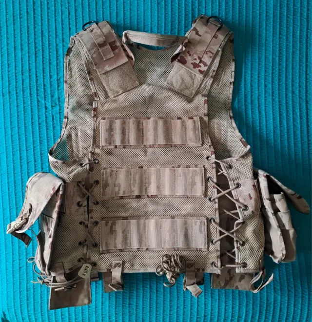 Chaleco táctico árido pixelado