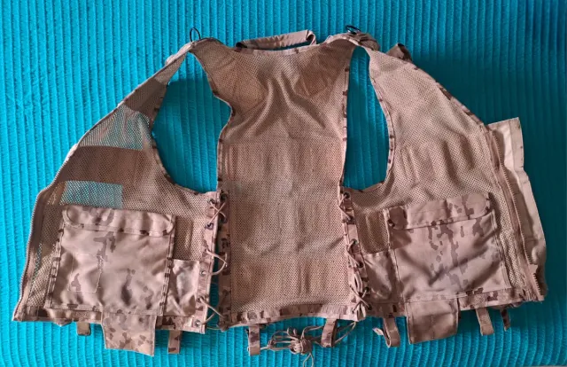 Chaleco táctico árido pixelado