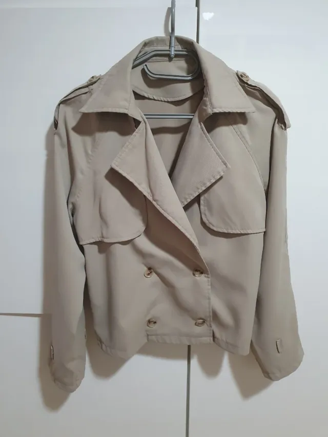 Gabardina corta beige mujer