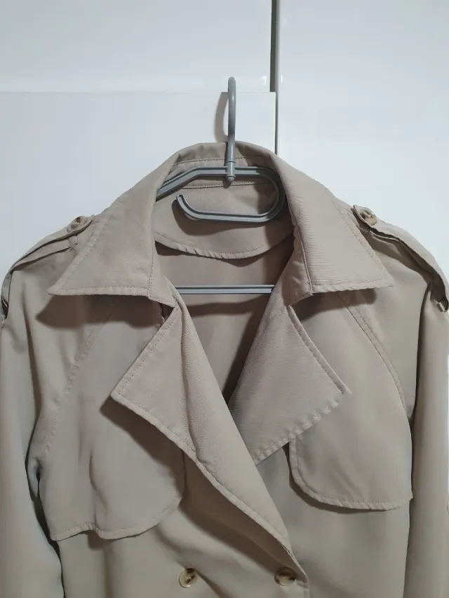 Gabardina corta beige mujer